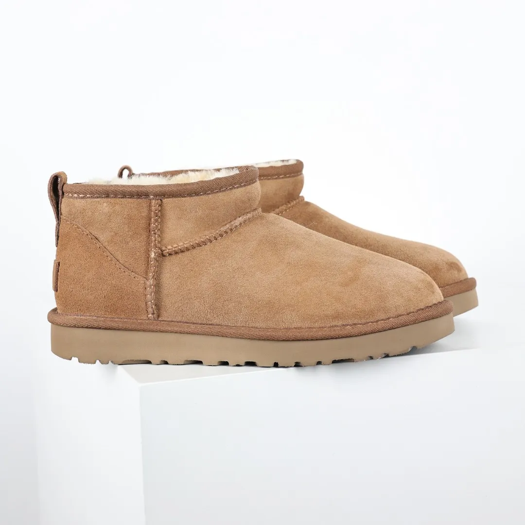 Pick up locally 💰480, core recommendation, good price UGG Classic MiNi basic low-top series, Xiaohongshu hot model, Henan Longfeng leather production, sheepskin integrated, top quality in the market, 2-3 cm cashmere insole, keeping warm in winter, suitable for home use. In the new year, uug launched a style series, which is partially biased towards the preferences of young consumers, and has also moved to the forefront of fashion trends. Shoe body material, water-repellent coated suede upper 17mm UGGPURE™ implanted wool insole Lightweight non-slip comfortable rubber outsole With brand LOGO Trademark Comes with full packaging Size: 35 36 37 38 39 40